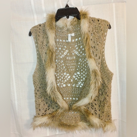 Relativity Jackets & Blazers - RESERVED Relativity Vest Crochet & Faux Fur Tan/Cream/White Sz. PXL